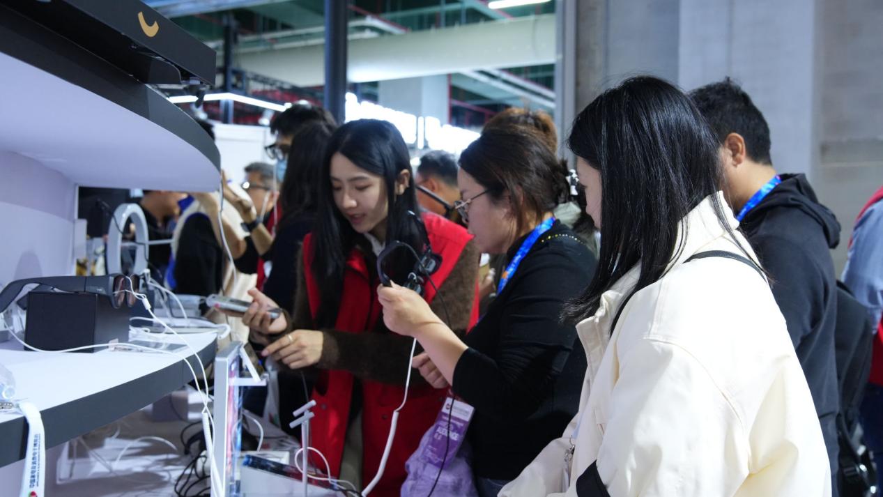 AWE�ڼ侩��Я��Intel�����롢���ˡ������Ʒ�Ʒ���ʮ���ذ�AI��Ʒ